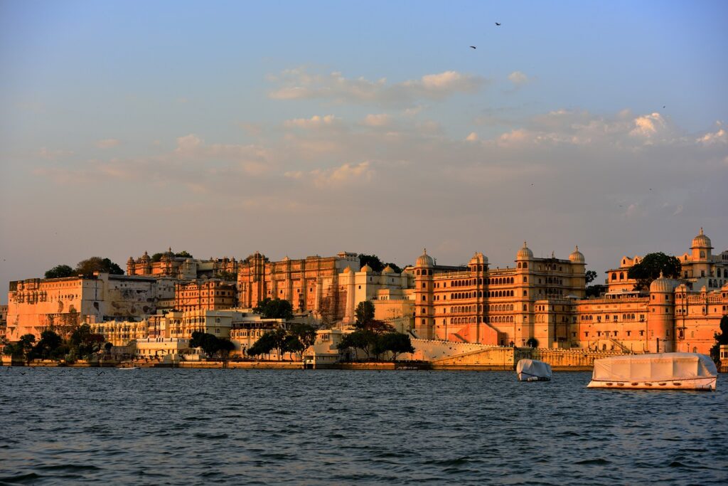 india, udaipur, lake pichola-1697600.jpg